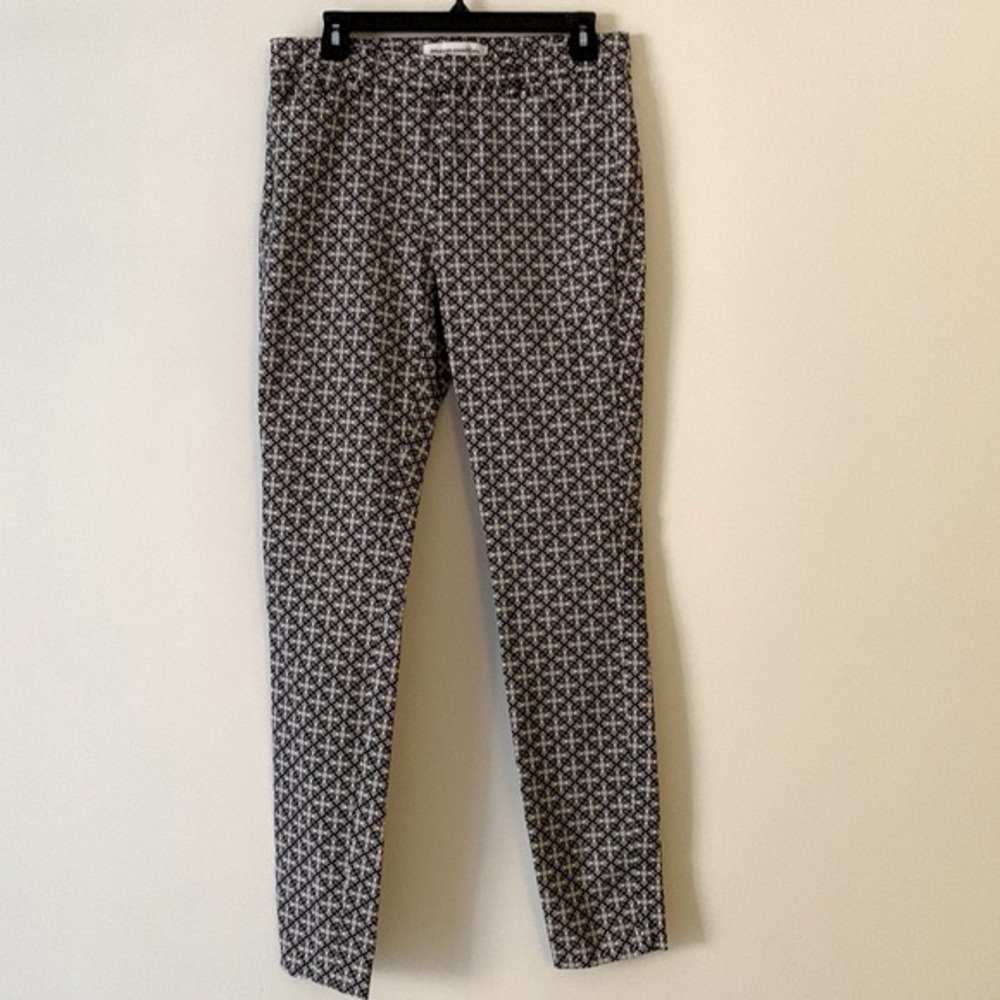 AMAZON ESSENTIALS. NWOT. Black and white skinny pants. Zip and button cl…